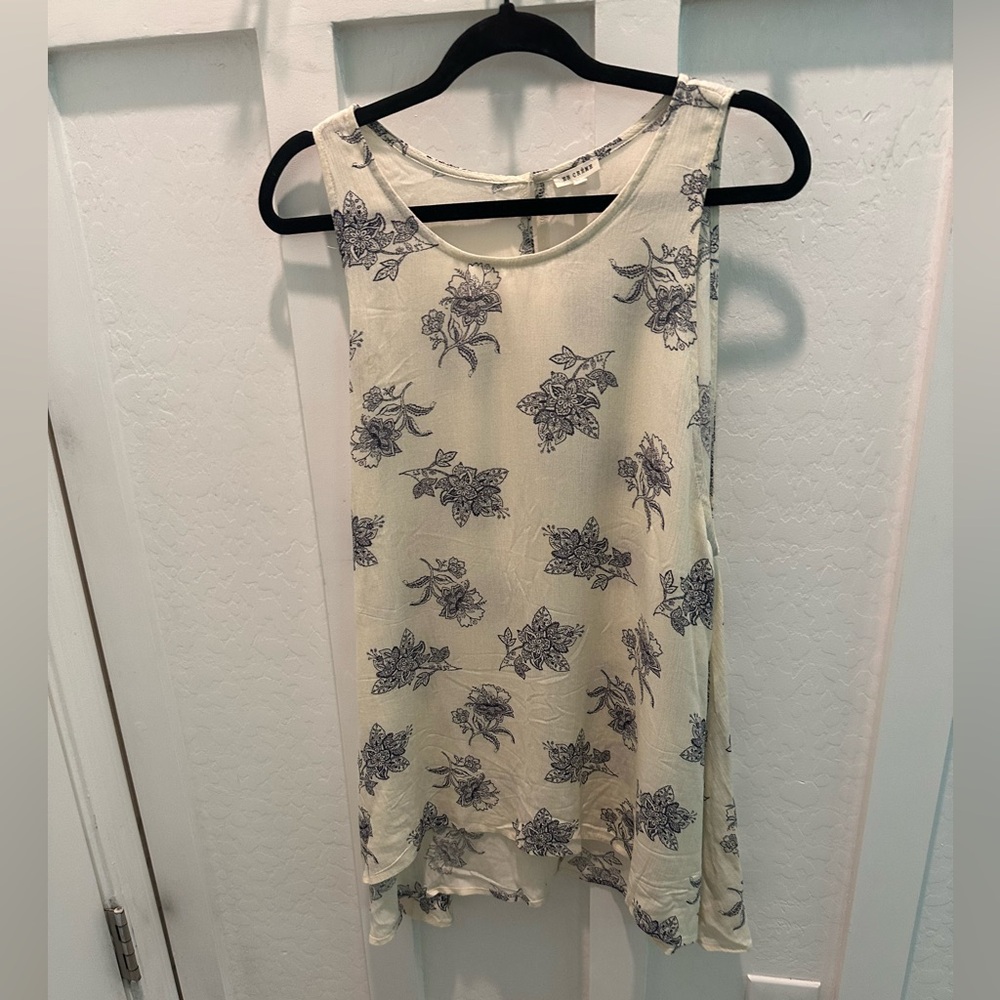 3 for $25 *sale*  En Creme Cream‎ and Blue Floral Tank Top